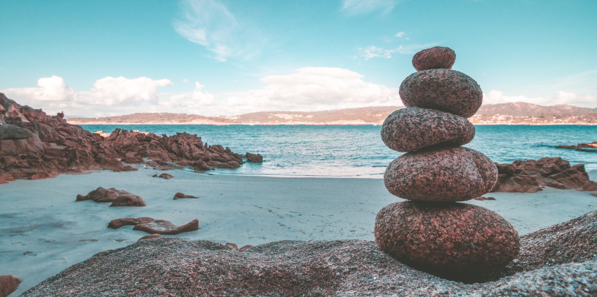 Photo of rocks by the sea, with some balanced eligantly - by Alejandro Piñero Amerio